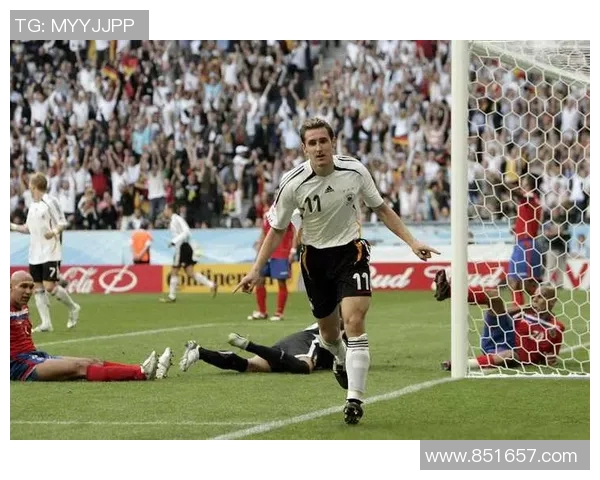 克洛泽足球明星壁纸尽显传奇风采与激情瞬间的完美结合