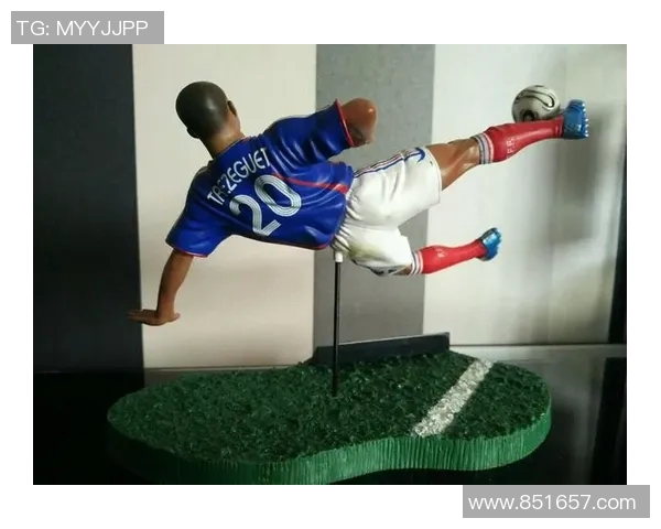 动漫足球明星手办精美展示让你领略运动与艺术的完美结合